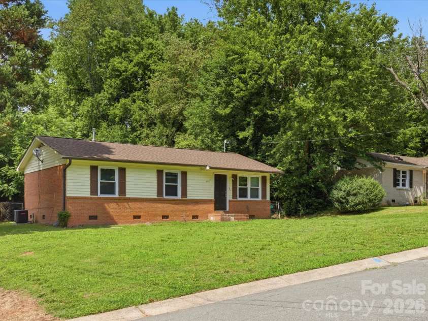 622 Dunbrook Lane, Charlotte, NC 28217.  MLS# CAR4393929, YatesRealty ID 31080. 