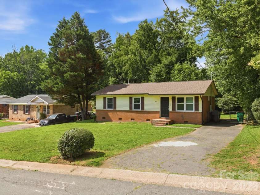 622 Dunbrook Lane, Charlotte, NC 28217.  MLS# CAR4393929, YatesRealty ID 31080. 