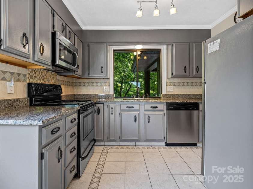 128 Country Ridge Road, Hendersonville, NC 28739.  MLS# CAR4282511, YatesRealty ID 31081. 