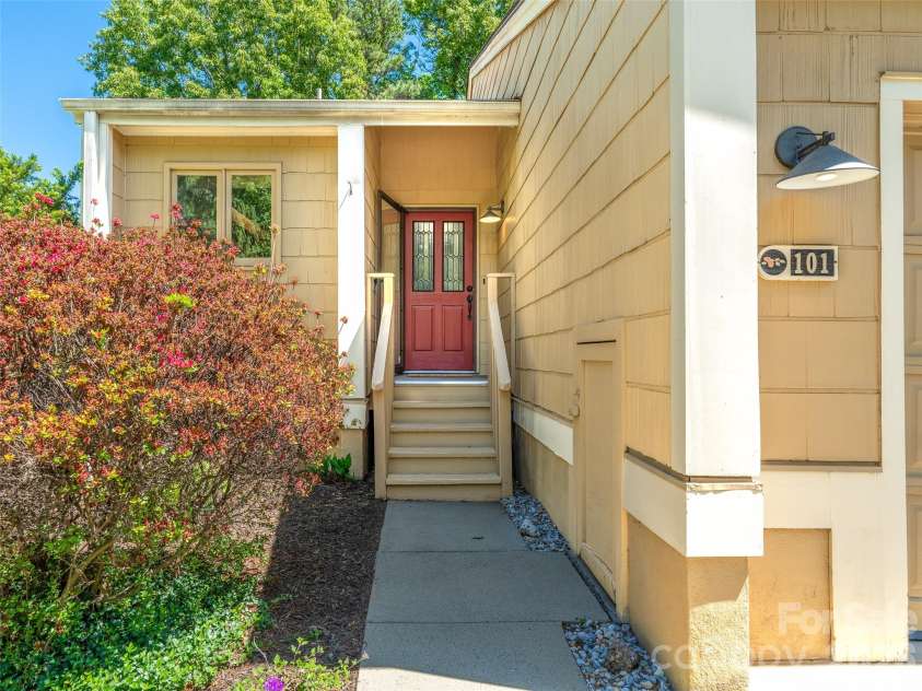 101 Beaver Ridge Road, Asheville, NC 28804.  MLS# CAR4378226, YatesRealty ID 31083. 