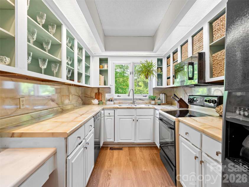 101 Beaver Ridge Road, Asheville, NC 28804.  MLS# CAR4378226, YatesRealty ID 31083. 