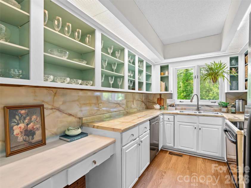101 Beaver Ridge Road, Asheville, NC 28804.  MLS# CAR4378226, YatesRealty ID 31083. 