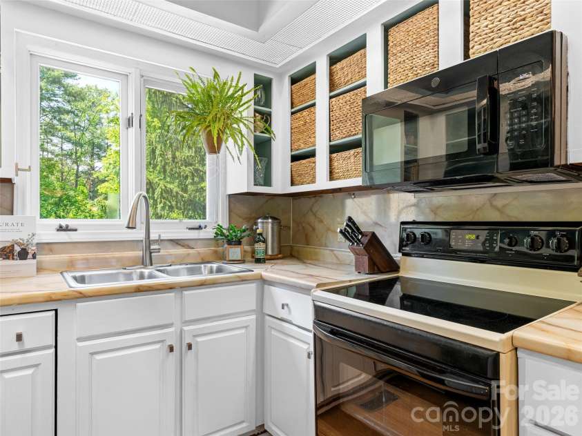101 Beaver Ridge Road, Asheville, NC 28804.  MLS# CAR4378226, YatesRealty ID 31083. 