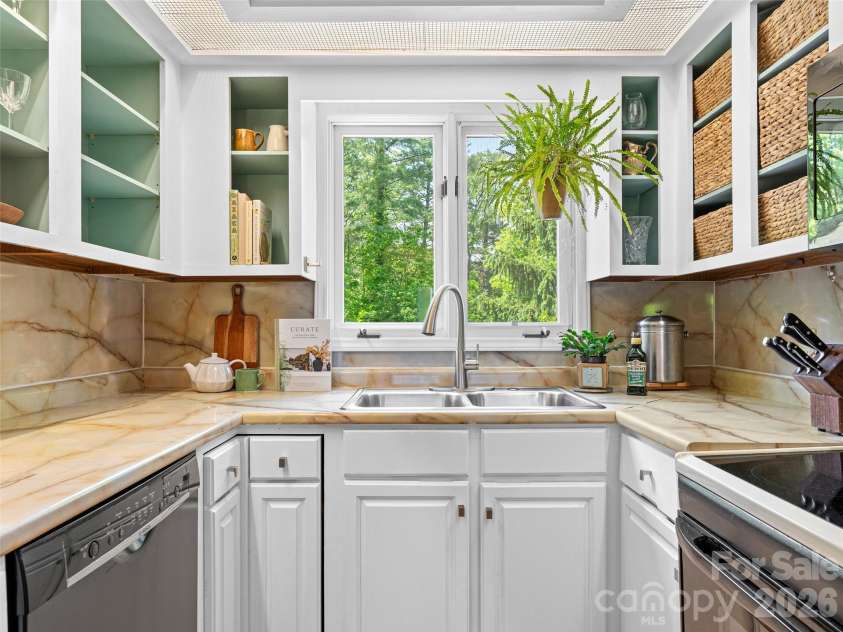 101 Beaver Ridge Road, Asheville, NC 28804.  MLS# CAR4378226, YatesRealty ID 31083. 