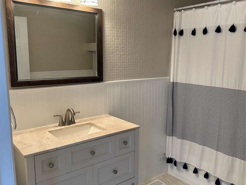 1208 North Davis Avenue, Newton, NC 28658.  MLS# CAR4283264, YatesRealty ID 31083. Bath room