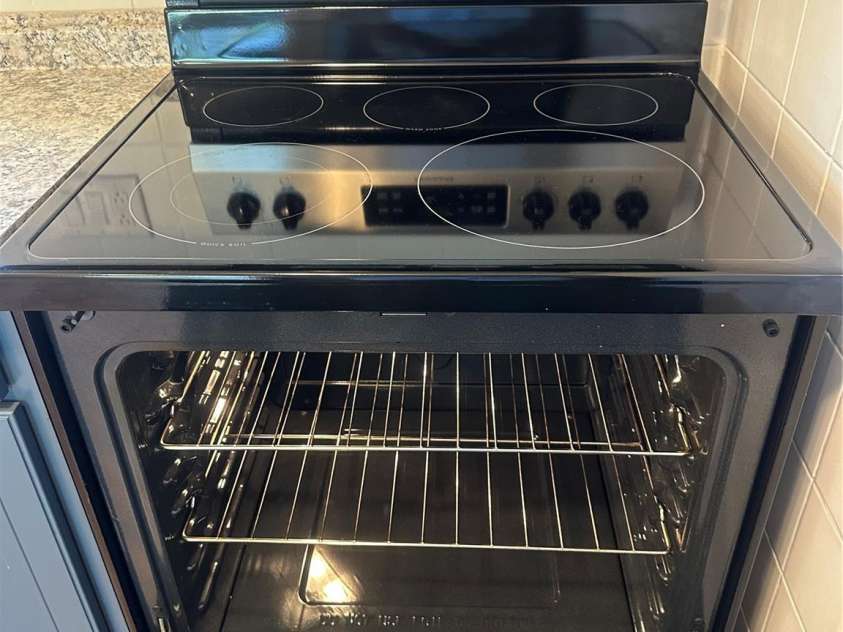 1208 North Davis Avenue, Newton, NC 28658.  MLS# CAR4283264, YatesRealty ID 31083. New stove