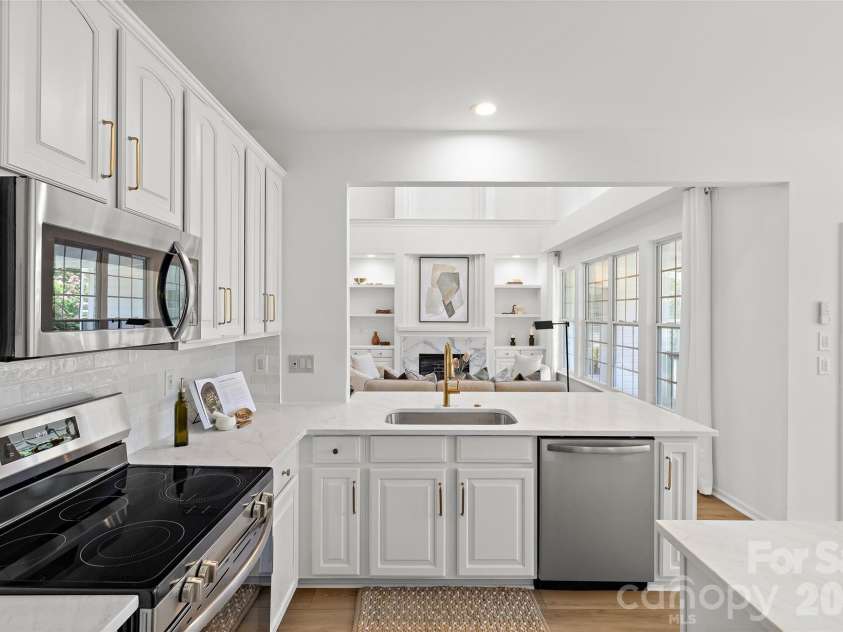 14724 Bridle Trace Lane, Pineville, NC 28134.  MLS# CAR4389602, YatesRealty ID 31084. Kitchen