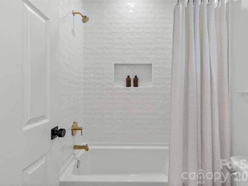 14724 Bridle Trace Lane, Pineville, NC 28134.  MLS# CAR4389602, YatesRealty ID 31084. Upper Full Bath