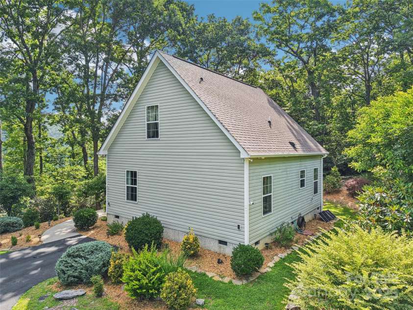 387 Goodview Drive, Hendersonville, NC 28792.  MLS# CAR4282157, YatesRealty ID 31084. 