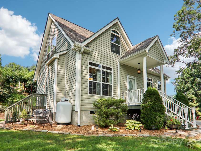 387 Goodview Drive, Hendersonville, NC 28792.  MLS# CAR4282157, YatesRealty ID 31084. 
