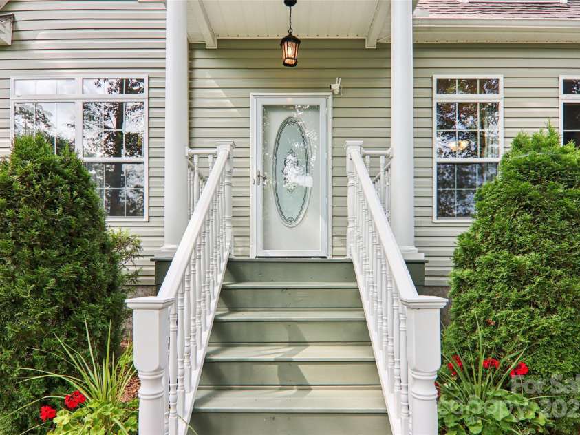 387 Goodview Drive, Hendersonville, NC 28792.  MLS# CAR4282157, YatesRealty ID 31084. 