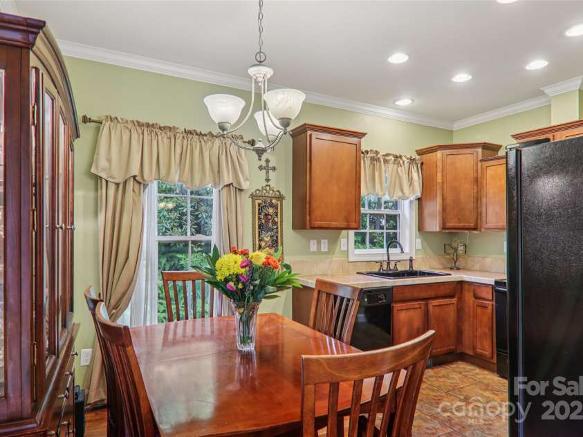 387 Goodview Drive, Hendersonville, NC 28792.  MLS# CAR4282157, YatesRealty ID 31084. 