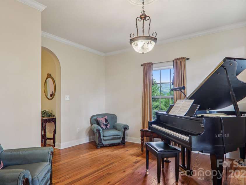 387 Goodview Drive, Hendersonville, NC 28792.  MLS# CAR4282157, YatesRealty ID 31084. 