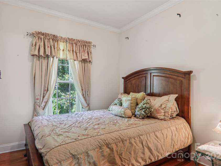 387 Goodview Drive, Hendersonville, NC 28792.  MLS# CAR4282157, YatesRealty ID 31084. 