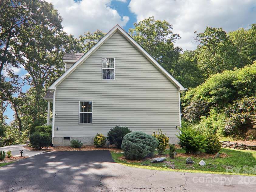 387 Goodview Drive, Hendersonville, NC 28792.  MLS# CAR4282157, YatesRealty ID 31084. 