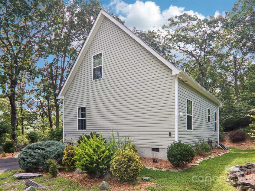 387 Goodview Drive, Hendersonville, NC 28792.  MLS# CAR4282157, YatesRealty ID 31084. 