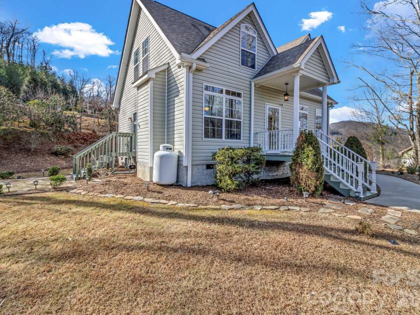 387 Goodview Drive, Hendersonville, NC 28792.  MLS# CAR4335781, YatesRealty ID 31084. 