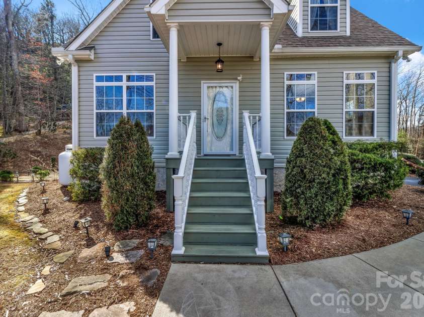 387 Goodview Drive, Hendersonville, NC 28792.  MLS# CAR4335781, YatesRealty ID 31084. 
