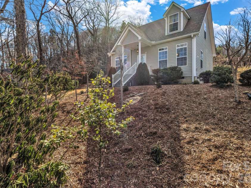 387 Goodview Drive, Hendersonville, NC 28792.  MLS# CAR4335781, YatesRealty ID 31084. 