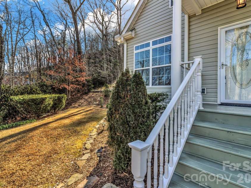 387 Goodview Drive, Hendersonville, NC 28792.  MLS# CAR4335781, YatesRealty ID 31084. 