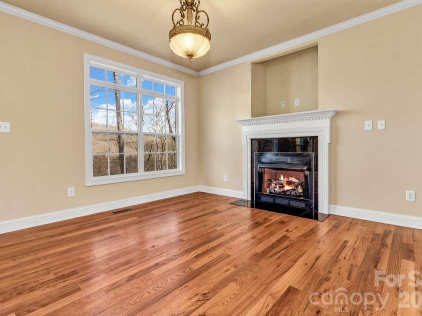 387 Goodview Drive, Hendersonville, NC 28792.  MLS# CAR4335781, YatesRealty ID 31084. 