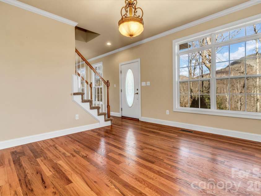 387 Goodview Drive, Hendersonville, NC 28792.  MLS# CAR4335781, YatesRealty ID 31084. 