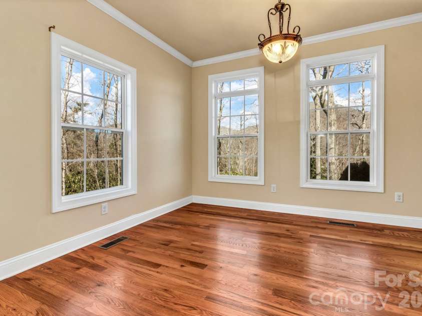 387 Goodview Drive, Hendersonville, NC 28792.  MLS# CAR4335781, YatesRealty ID 31084. 