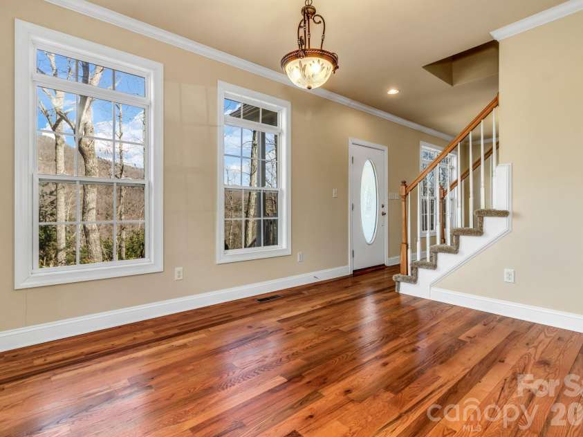 387 Goodview Drive, Hendersonville, NC 28792.  MLS# CAR4335781, YatesRealty ID 31084. 