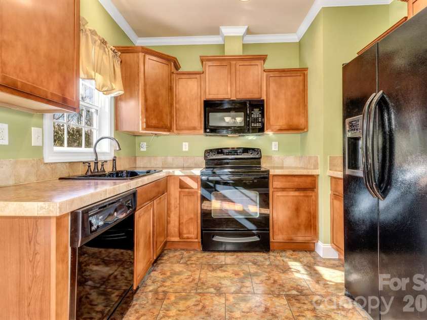 387 Goodview Drive, Hendersonville, NC 28792.  MLS# CAR4335781, YatesRealty ID 31084. 