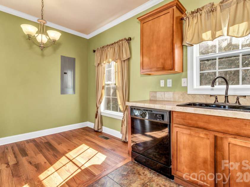 387 Goodview Drive, Hendersonville, NC 28792.  MLS# CAR4335781, YatesRealty ID 31084. 