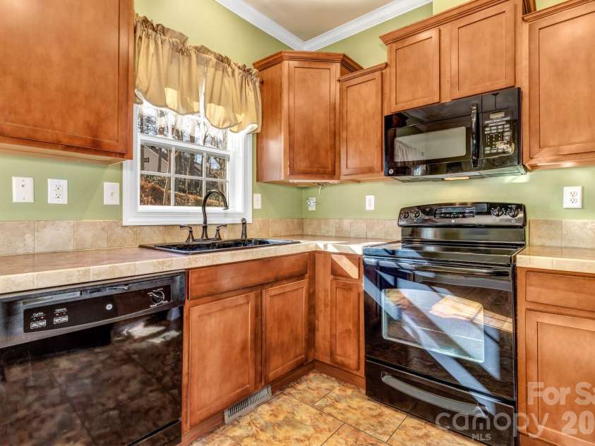 387 Goodview Drive, Hendersonville, NC 28792.  MLS# CAR4335781, YatesRealty ID 31084. 