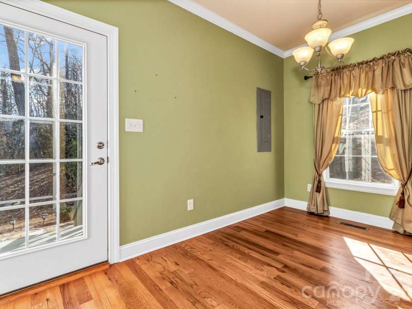 387 Goodview Drive, Hendersonville, NC 28792.  MLS# CAR4335781, YatesRealty ID 31084. 