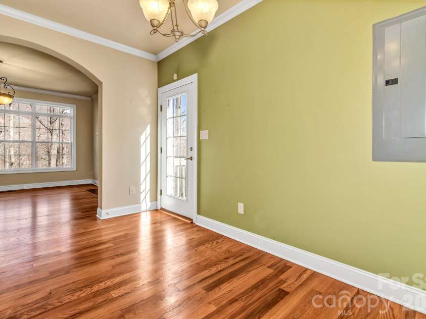 387 Goodview Drive, Hendersonville, NC 28792.  MLS# CAR4335781, YatesRealty ID 31084. 