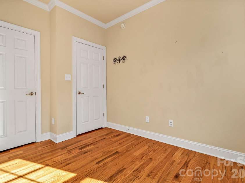 387 Goodview Drive, Hendersonville, NC 28792.  MLS# CAR4335781, YatesRealty ID 31084. 