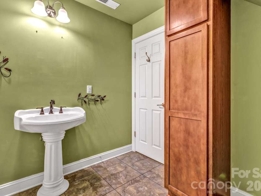 387 Goodview Drive, Hendersonville, NC 28792.  MLS# CAR4335781, YatesRealty ID 31084. 