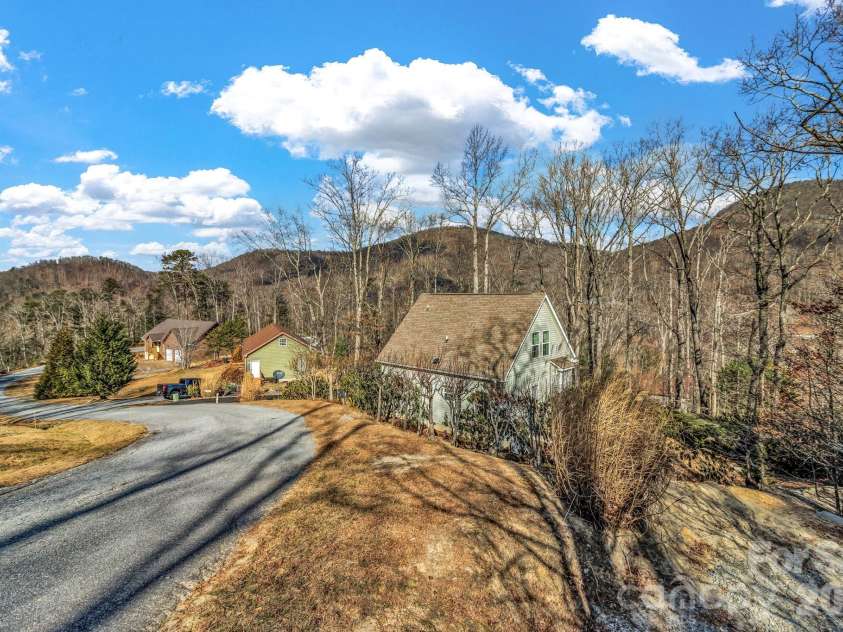 387 Goodview Drive, Hendersonville, NC 28792.  MLS# CAR4335781, YatesRealty ID 31084. 