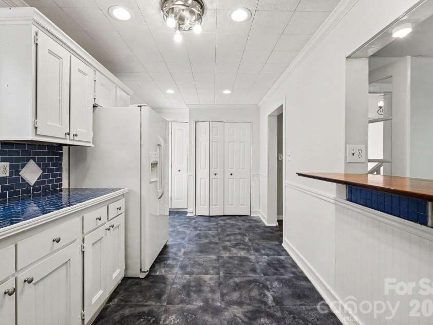 1402 1st Avenue Place, Hickory, NC 28601.  MLS# CAR4393210, YatesRealty ID 31086. 