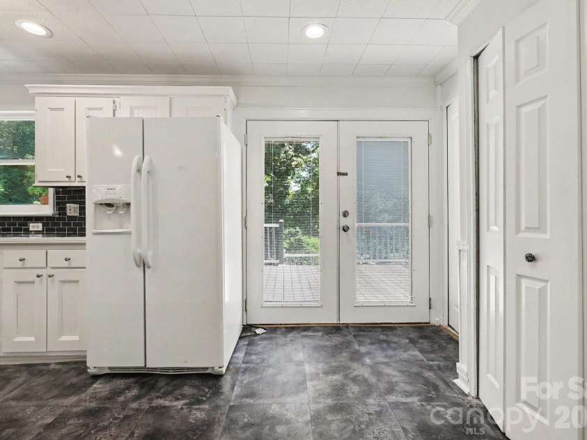 1402 1st Avenue Place, Hickory, NC 28601.  MLS# CAR4393210, YatesRealty ID 31086. 