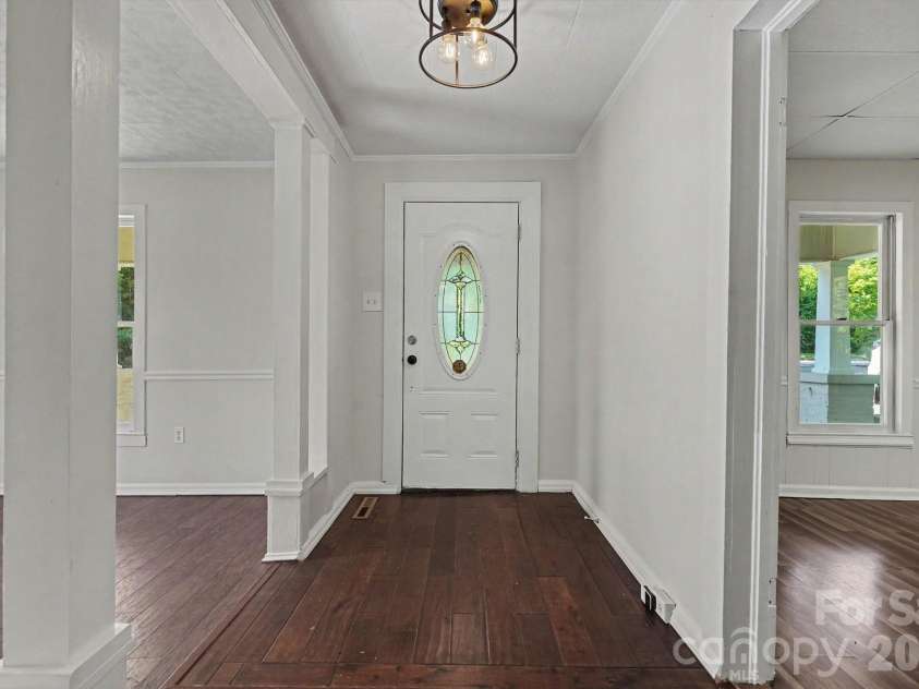 1402 1st Avenue Place, Hickory, NC 28601.  MLS# CAR4393210, YatesRealty ID 31086. 