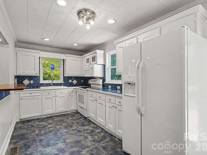 1402 1st Avenue Place, Hickory, NC 28601.  MLS# CAR4393210, YatesRealty ID 31086. 
