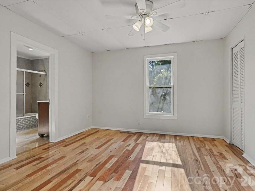 1402 1st Avenue Place, Hickory, NC 28601.  MLS# CAR4393210, YatesRealty ID 31086. 
