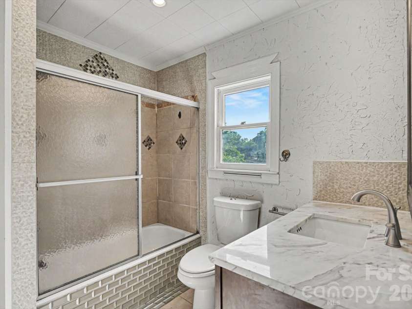 1402 1st Avenue Place, Hickory, NC 28601.  MLS# CAR4393210, YatesRealty ID 31086. 