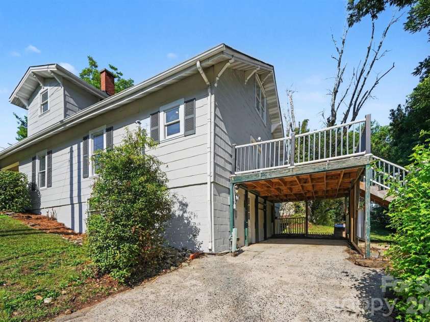 1402 1st Avenue Place, Hickory, NC 28601.  MLS# CAR4393210, YatesRealty ID 31086. 