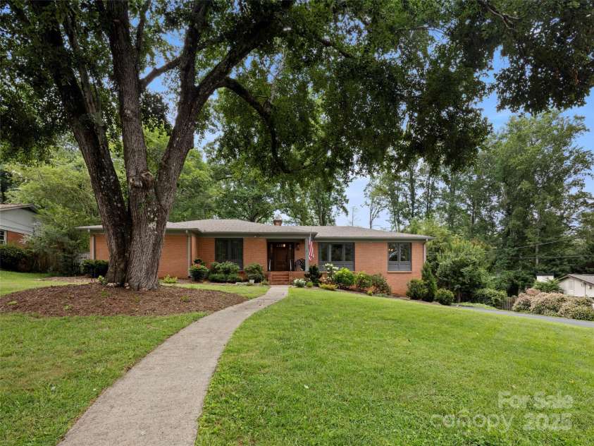 19 Pheasant Drive, Asheville, NC 28803.  MLS# CAR4284659, YatesRealty ID 31086. 