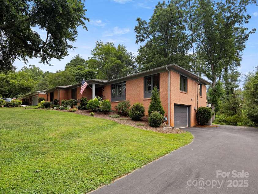 19 Pheasant Drive, Asheville, NC 28803.  MLS# CAR4284659, YatesRealty ID 31086. 