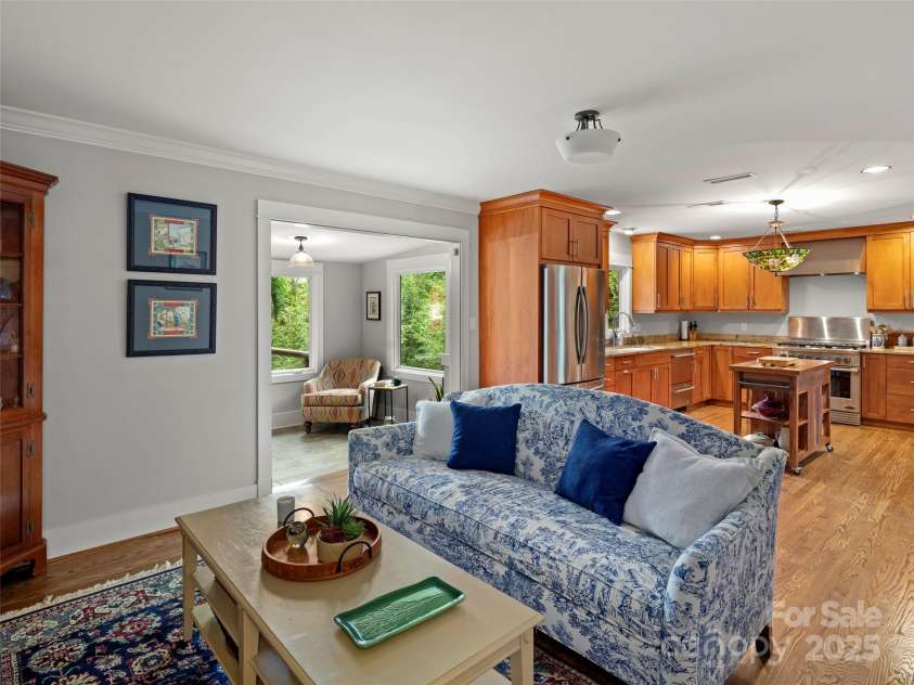 19 Pheasant Drive, Asheville, NC 28803.  MLS# CAR4284659, YatesRealty ID 31086. Breakfast area