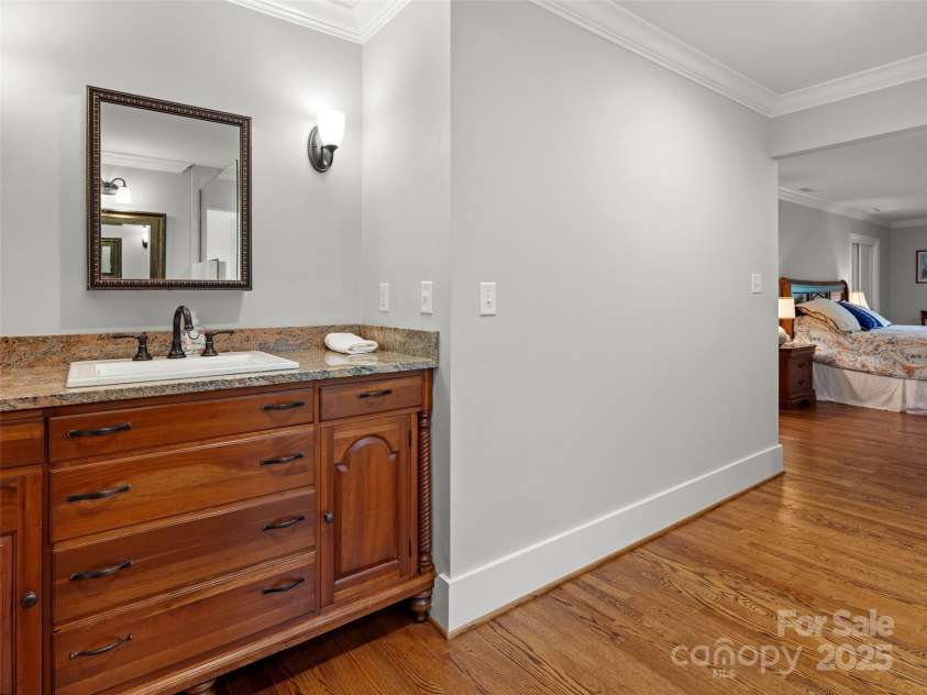 19 Pheasant Drive, Asheville, NC 28803.  MLS# CAR4284659, YatesRealty ID 31086. Open primary bath