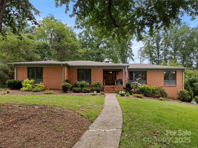 19 Pheasant Drive, Asheville, NC 28803.  MLS# CAR4284659, YatesRealty ID 31086. Welcome to 19 Pheasant Dr