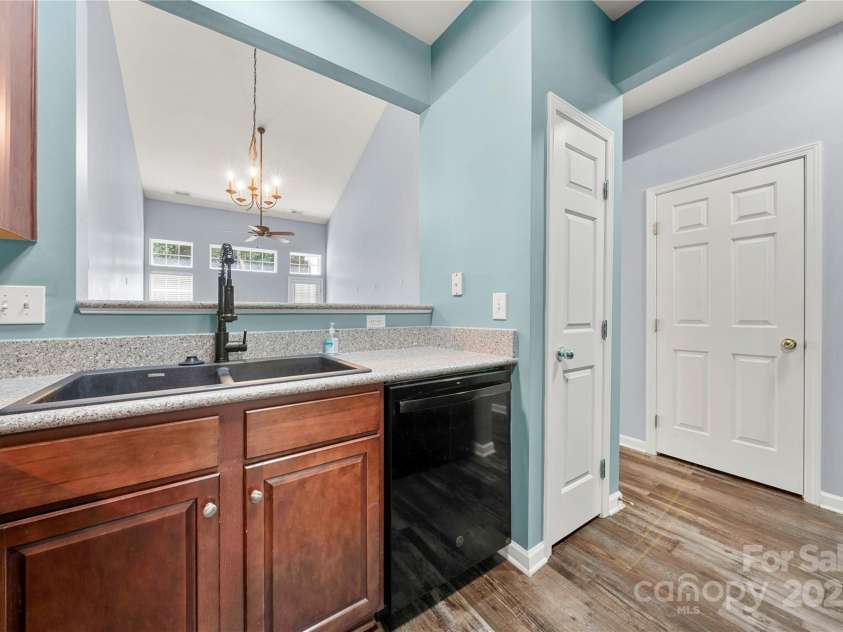 1883 Lookout Lane, Gastonia, NC 28054.  MLS# CAR4286536, YatesRealty ID 31087. 