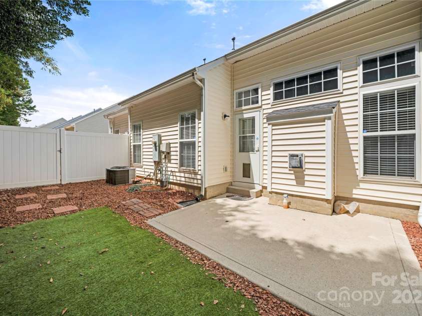 1883 Lookout Lane, Gastonia, NC 28054.  MLS# CAR4286536, YatesRealty ID 31087. 